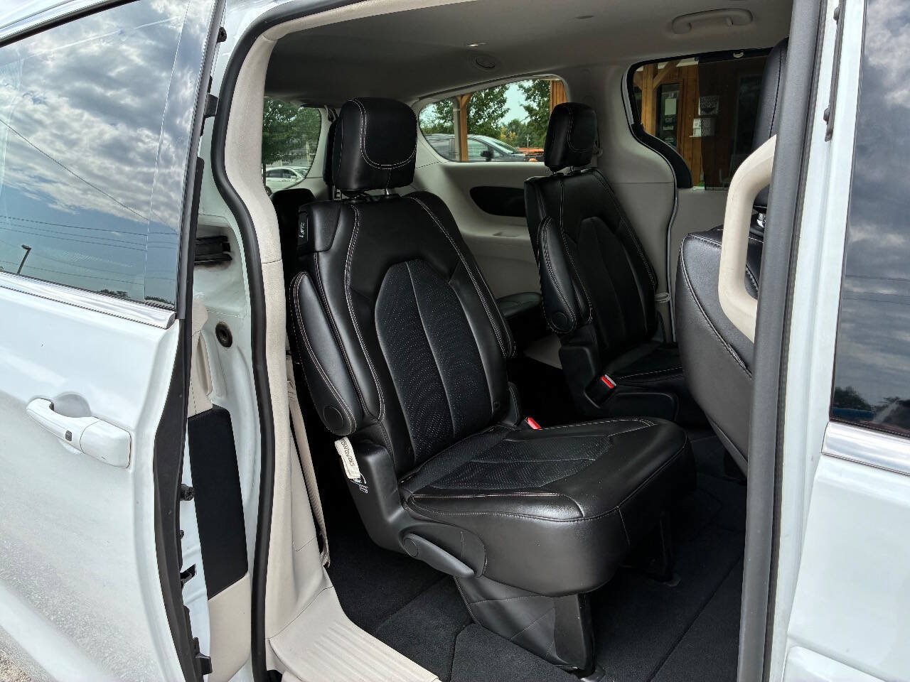 Used 2024 Chrysler Pacifica Touring-L FWD image 17
