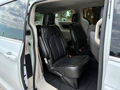 Used 2024 Chrysler Pacifica Touring-L FWD image 17