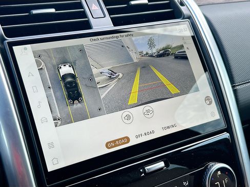 New 2025 Land Rover Discovery Dynamic SE image 26