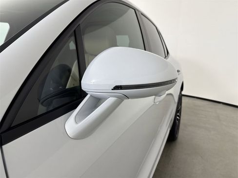 Certified 2025 Porsche Macan image 12