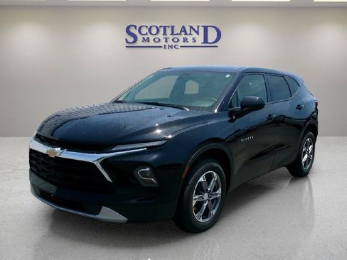 Used 2025 Chevrolet Blazer LT FWD image 2