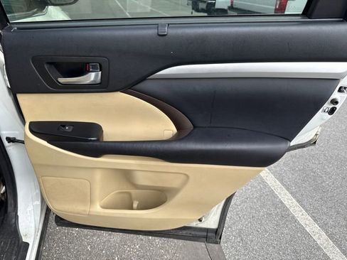 Used 2017 Toyota Highlander XLE image 17