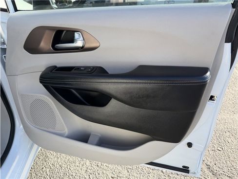 Used 2021 Chrysler Voyager Lxi image 29