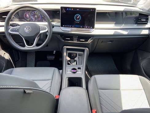 Used 2025 Volkswagen Tiguan SE AWD/4WD image 11