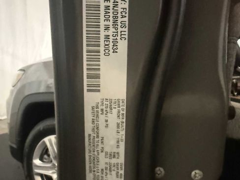 Used 2023 Jeep Compass Latitude image 38