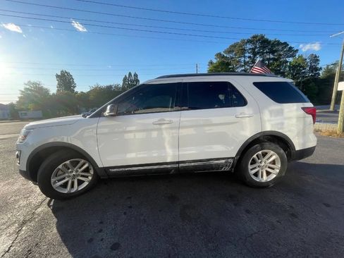 Used 2017 Ford Explorer XLT w/ Equipment Group 201A FWD image 3