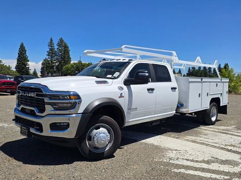 New 2026 RAM 5500 4x4 Crew Cab image 3