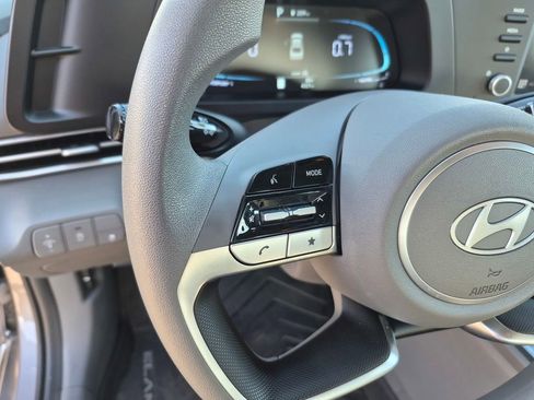 Used 2025 Hyundai Elantra SE image 12