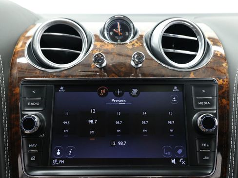 Used 2017 Bentley Bentayga AWD/4WD image 45