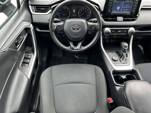 Used 2020 Toyota RAV4 LE image 18