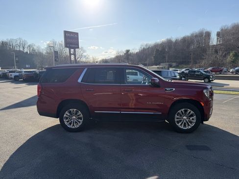 Used 2024 GMC Yukon SLT w/ SLT Luxury Package image 2