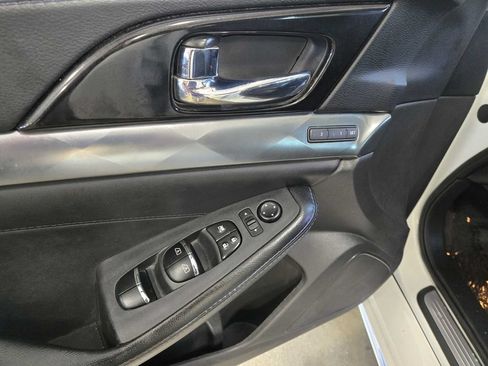 Used 2018 Nissan Maxima SR w/ Midnight Edition FWD image 11