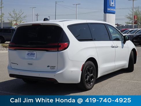 Used 2024 Chrysler Pacifica Limited FWD image 16