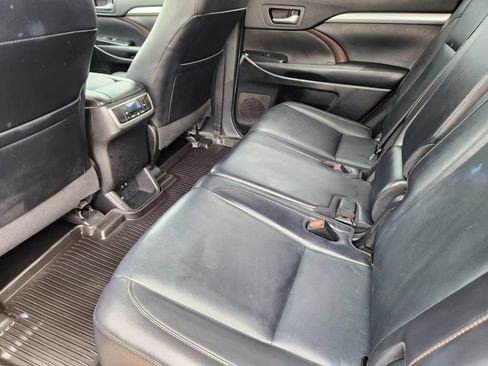Used 2019 Toyota Highlander XLE AWD/4WD image 9