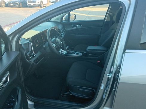 Used 2024 Kia Sportage LX image 3