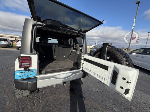 Used 2017 Jeep Wrangler Unlimited Sahara w/ Connectivity Group image 18