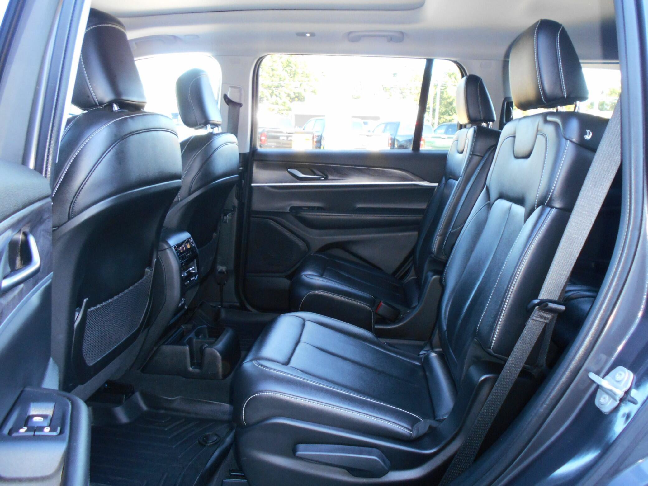 Certified 2023 Jeep Grand Cherokee L Limited AWD/4WD image 6