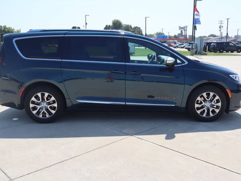Used 2025 Chrysler Pacifica Pinnacle FWD image 4