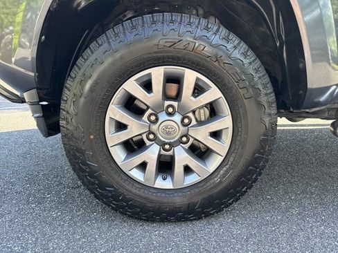Used 2017 Toyota Tacoma SR5 w/ Tow Package RWD image 13