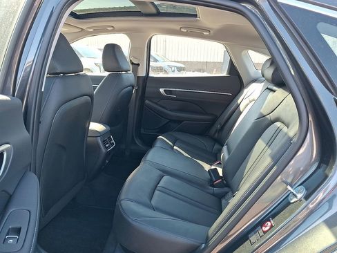 Used 2022 Hyundai Sonata Limited w/ Preferred Accessory Package image 12