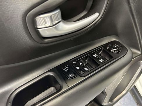 Used 2023 Jeep Renegade Latitude w/ Premium Group AWD/4WD image 17
