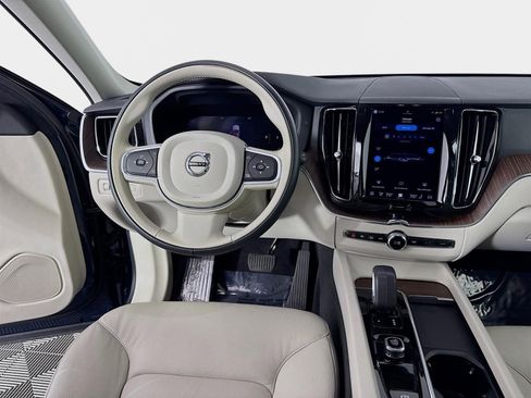 Used 2022 Volvo XC60 B5 Momentum w/ Climate Package image 24