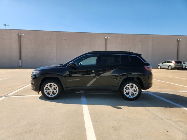 Used 2024 Jeep Compass Latitude AWD/4WD image 4
