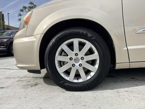 Used 2013 Chrysler Town & Country Touring image 4