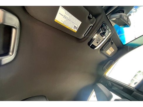 Used 2021 Toyota Venza Limited image 18