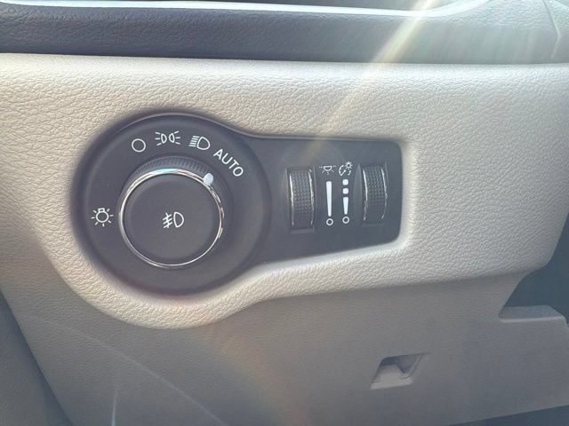 Used 2024 Chrysler Pacifica Touring-L FWD image 12