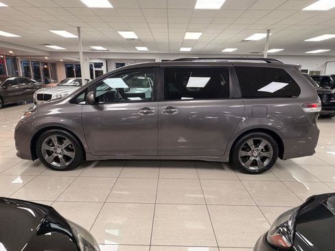 Used 2016 Toyota Sienna SE image 3