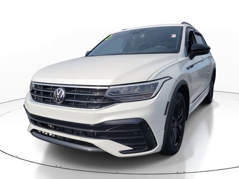 Used 2022 Volkswagen Tiguan SE R-Line image 3