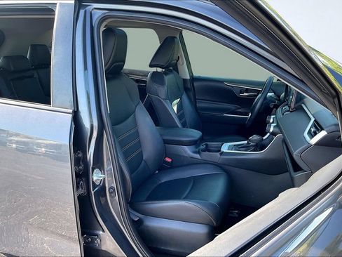 Used 2020 Toyota RAV4 XLE Premium FWD image 30