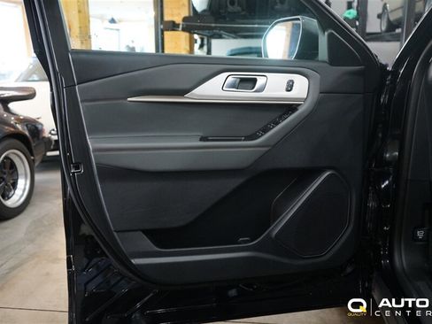 Used 2025 Ford Explorer Active AWD/4WD image 10