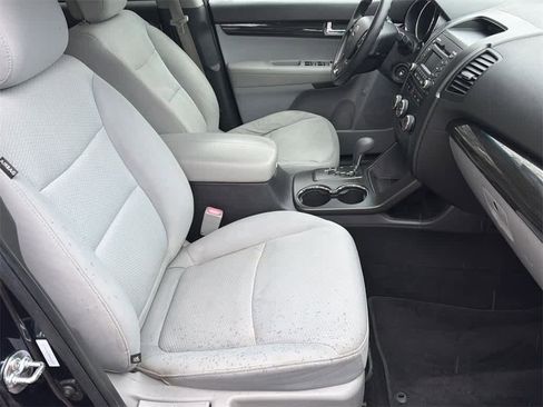 Used 2013 Kia Sorento LX w/ Value Pkg image 12