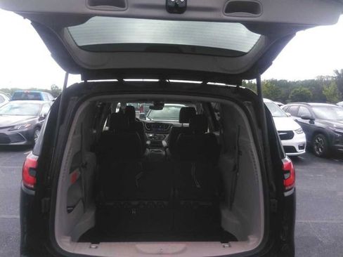 Certified 2024 Chrysler Pacifica Touring-L FWD image 5