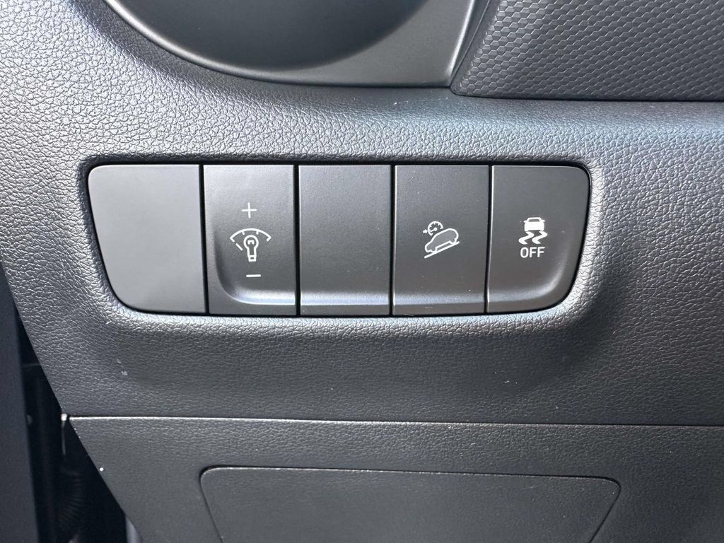 Certified 2023 Hyundai Kona SEL AWD/4WD image 19