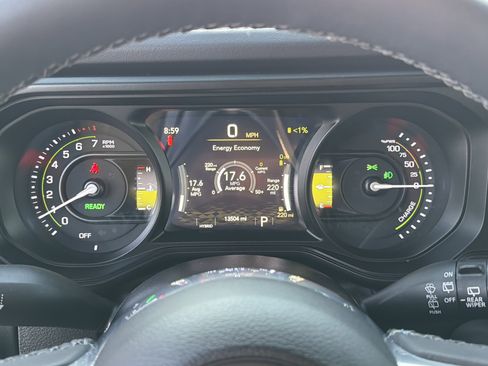 Used 2025 Jeep Wrangler Sahara image 28