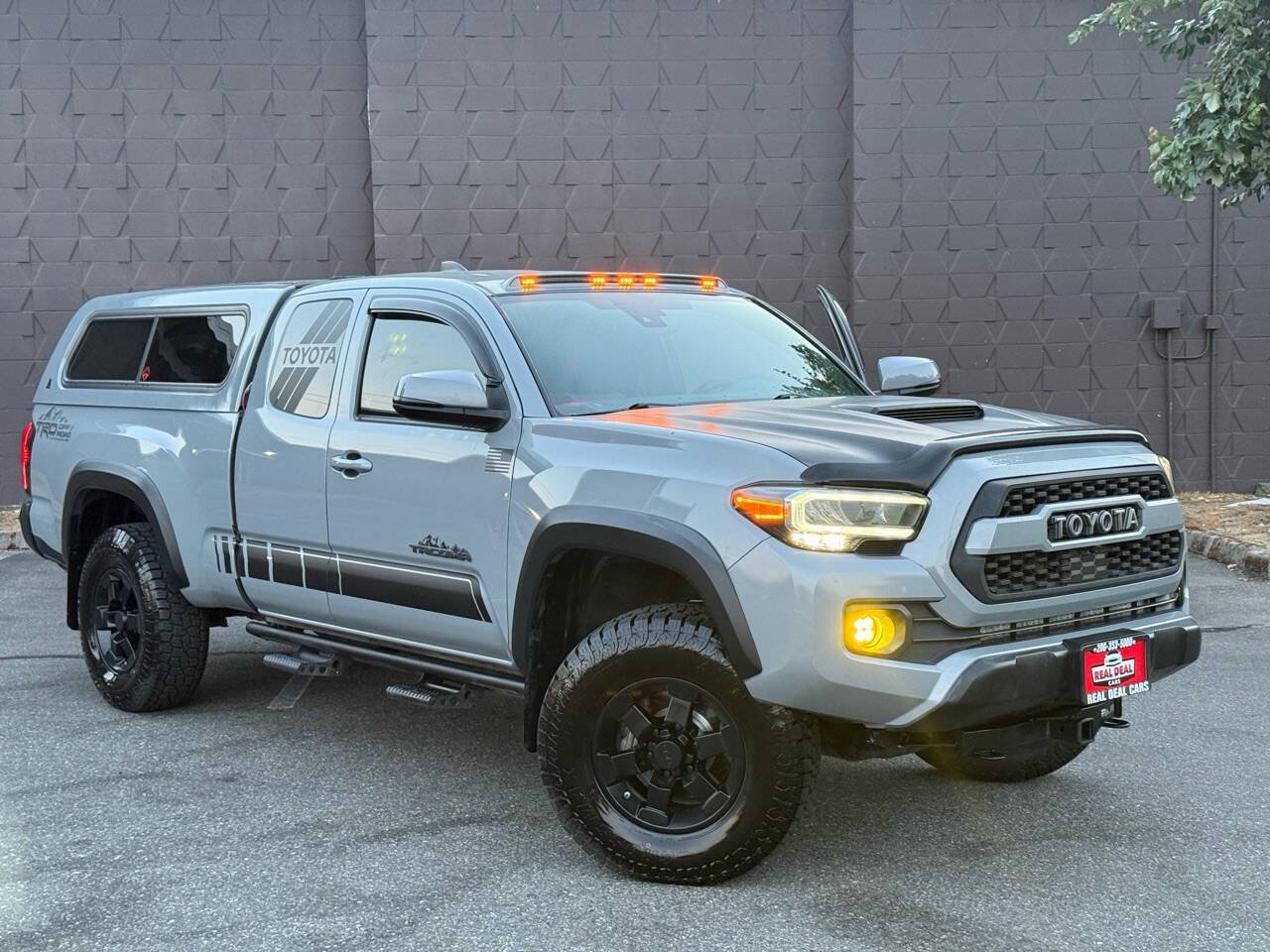 Used 2020 Toyota Tacoma TRD Off-Road w/ TRD Premium Off Road Package AWD/4WD image 2
