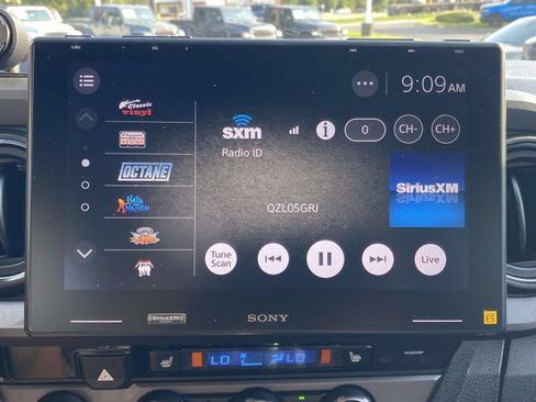 Used 2017 Toyota Tacoma TRD Sport AWD/4WD image 40