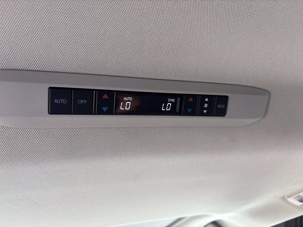Used 2025 Toyota Sienna XLE FWD image 14