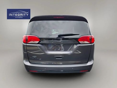 Used 2019 Chrysler Pacifica Touring-L Plus w/ S Appearance Package FWD image 4