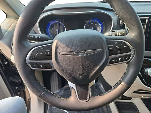 Used 2023 Chrysler Pacifica Touring-L FWD image 17