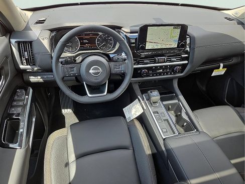 Used 2025 Nissan Pathfinder SL w/ SL Premium Package FWD image 12