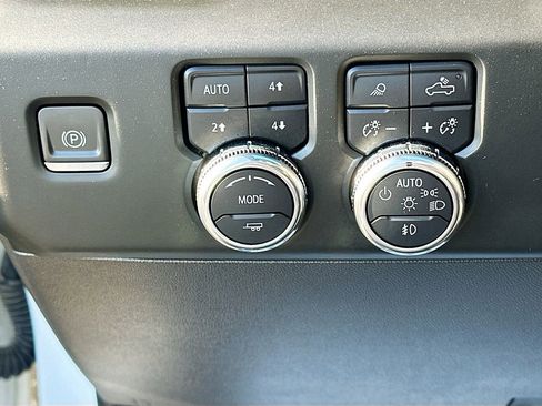 Used 2024 GMC Sierra 1500 AT4 w/ Technology Package image 10