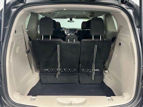 Used 2022 Chrysler Voyager LX image 7