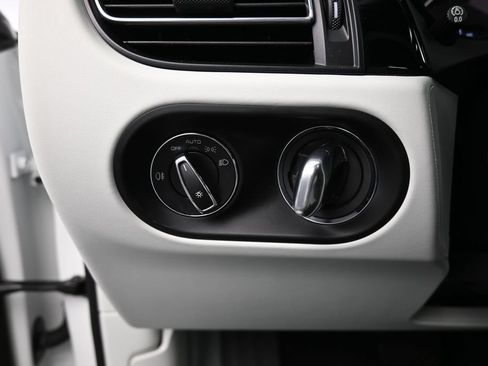 Certified 2025 Porsche Macan AWD/4WD image 24