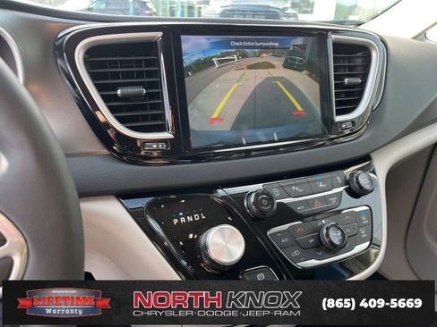 Used 2024 Chrysler Pacifica Touring-L image 10