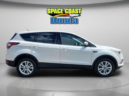 Used 2017 Ford Escape SE image 2
