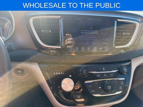 Used 2017 Chrysler Pacifica Touring w/ Tire & Wheel Group FWD image 10